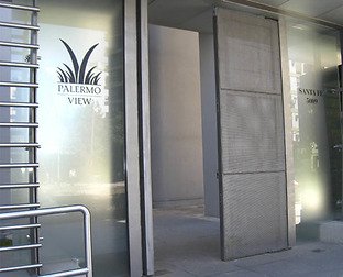  Diagramación y colocación de vinilo esmerilado + isologotipo.