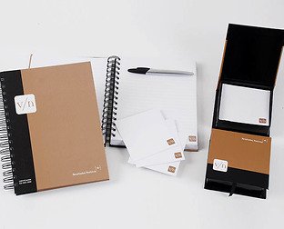  V/N: diseño de papelería, merchandising y tarjetas de Navidad.